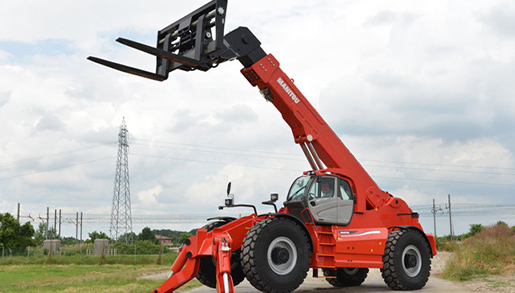 Addetti carrelli industriali semoventi, carrelli semoventi a braccio telescopico e carrelli/sollevatori/elevatori semoventi telescopici rotativi destinati al sollevamento di carichi  sospesi e di pers